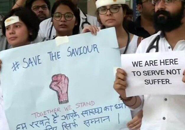 West Bengal Doctor's Stike: পরিবহকে দেখতে যাওয়ার সিদ্ধান্ত বাতিল মমতার, রিপোর্ট চেয়ে মুখ্যমন্ত্রীকে কড়া বার্তা কেন্দ্রীয় স্বরাষ্ট্র মন্ত্রকের West Bengal Doctor's Stike: পরিবহকে দেখতে যাওয়ার সিদ্ধান্ত বাতিল মমতার, রিপোর্ট চেয়ে মুখ্যমন্ত্রীকে কড়া বার্তা কেন্দ্রীয় স্বরাষ্ট্র মন্ত্রকের