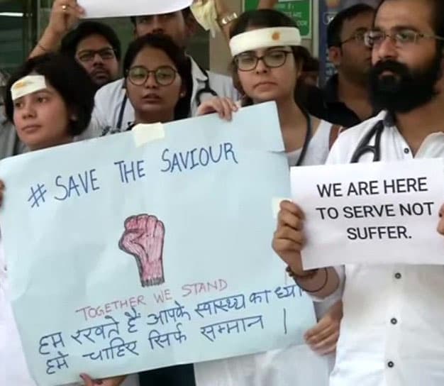West Bengal Doctor&#039;s Stike: পরিবহকে দেখতে যাওয়ার সিদ্ধান্ত বাতিল মমতার, রিপোর্ট চেয়ে মুখ্যমন্ত্রীকে কড়া বার্তা কেন্দ্রীয় স্বরাষ্ট্র মন্ত্রকের