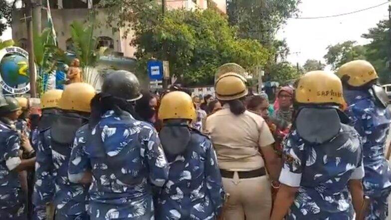 Bhatpara Clash: বিজেপি-র মৃতদেহ নিয়ে মিছিলের মাঝে পুলিশের দিকে উড়ে এল ইট-পাটকেল, কাঁদানে গ্যাস চালিয়ে থামল হিংসা Bhatpara Clash: বিজেপি-র মৃতদেহ নিয়ে মিছিলের মাঝে পুলিশের দিকে উড়ে এল ইট-পাটকেল, কাঁদানে গ্যাস চালিয়ে থামল হিংসা