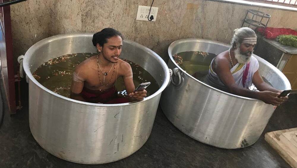 এক গামলা জলে বসে বৃষ্টির জন্য পুজো করছেন বেঙ্গালুরুর দুই পুরোহিত, হেসে খুন নেটদুনিয়া এক গামলা জলে বসে বৃষ্টির জন্য পুজো করছেন বেঙ্গালুরুর দুই পুরোহিত, হেসে খুন নেটদুনিয়া