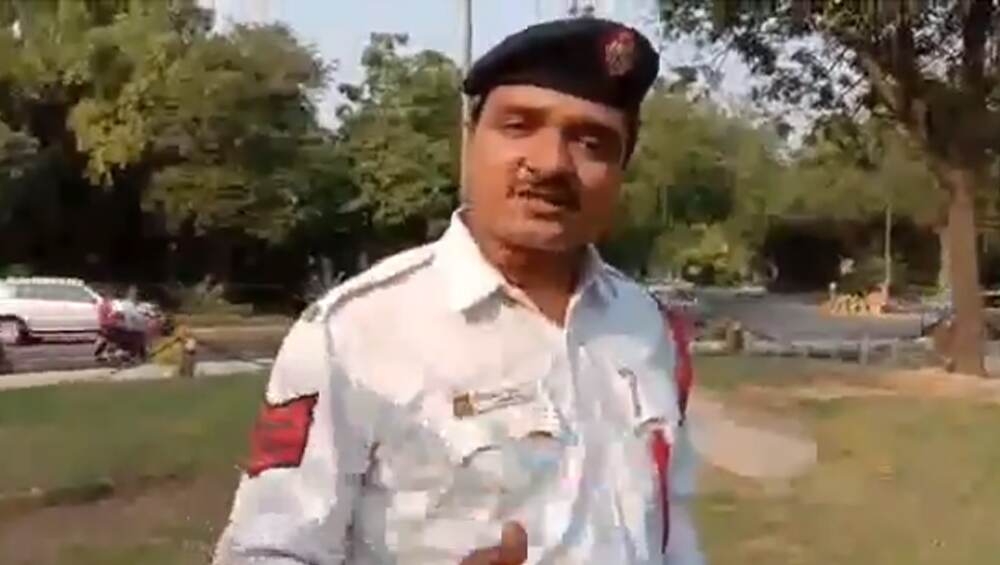 গাল্লিবয়-এর অনুকরণে ব়্যাপ, নেটদুনিয়ায় হিরো রাজধানীর ট্রাফিক কনস্টেবল গাল্লিবয়-এর অনুকরণে ব়্যাপ, নেটদুনিয়ায় হিরো রাজধানীর ট্রাফিক কনস্টেবল