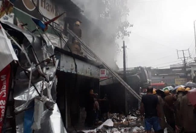Shiliguri Fire: সাত সকালে শিলিগুড়ির বিধান মার্কেটে বিধ্বংসী আগুন Shiliguri Fire: সাত সকালে শিলিগুড়ির বিধান মার্কেটে বিধ্বংসী আগুন
