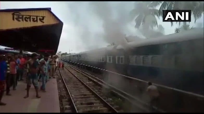 Train Fire:সিলচর–তিরুঅনন্তপুর সুপার ফাস্ট এক্সপ্রেসে আগুন, আতঙ্কে যাত্রীরা Train Fire:সিলচর–তিরুঅনন্তপুর সুপার ফাস্ট এক্সপ্রেসে আগুন, আতঙ্কে যাত্রীরা