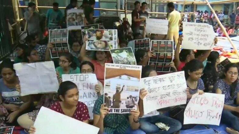 Doctors' Strike in West Bengal: স্বাস্থ্য পরিষেবা চরম সঙ্কটে, ৬০ ঘণ্টা পরেও অচল NRS, শহরে পথ অবরোধে রোগীর আত্মীয়রা Doctors' Strike in West Bengal: স্বাস্থ্য পরিষেবা চরম সঙ্কটে, ৬০ ঘণ্টা পরেও অচল NRS, শহরে পথ অবরোধে রোগীর আত্মীয়রা