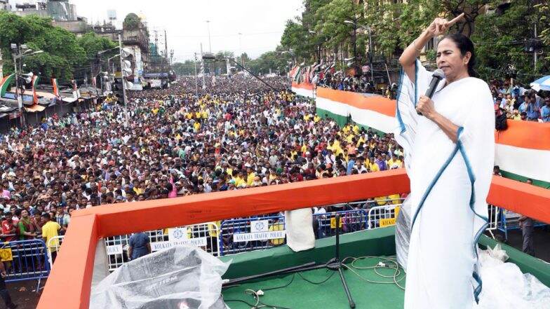 21 July Martyr's Day Rally: চেনা ভিড়ে অচেনা শপথে একুশের জনতার শহরে প্রবেশ, ঘুরে দাঁড়ানোর লড়াইয়ে মমতা ব্যানার্জি-র পাশে র 21 July Martyr's Day Rally: চেনা ভিড়ে অচেনা শপথে একুশের জনতার শহরে প্রবেশ, ঘুরে দাঁড়ানোর লড়াইয়ে মমতা ব্যানার্জি-র পাশে র