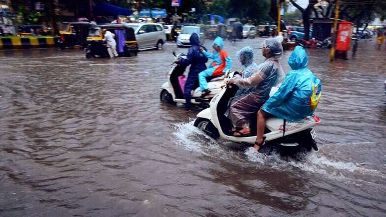 Mumbai Rains: মাস-সপ্তাহের শুরুতেই বৃষ্টিতে নাজেহাল মুম্বই, ট্রেন লাইন ডুবল জলে,যানজটে কার্যত স্তব্ধ জনজীবন Mumbai Rains: মাস-সপ্তাহের শুরুতেই বৃষ্টিতে নাজেহাল মুম্বই, ট্রেন লাইন ডুবল জলে,যানজটে কার্যত স্তব্ধ জনজীবন