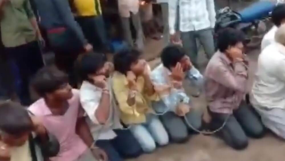Cow Vigilantism in Madhya Pradesh: গরু পাচারের অভিযোগে ২৪ জনকে একসঙ্গে বেঁধে, কান ধরে বসিয়ে বেধড়ক মার Cow Vigilantism in Madhya Pradesh: গরু পাচারের অভিযোগে ২৪ জনকে একসঙ্গে বেঁধে, কান ধরে বসিয়ে বেধড়ক মার