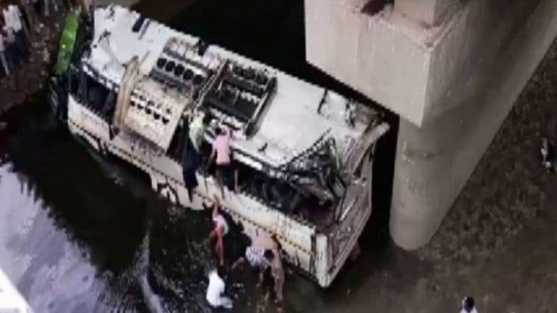 Agra Bus Accident: যমুনা এক্সপ্রেসওয়েতে বাস উল্টে ২৯ জনের মৃত্যু, মৃতদের পরিবারকে ৫ লক্ষ টাকার ক্ষতিপূরণের ঘোষণা Agra Bus Accident: যমুনা এক্সপ্রেসওয়েতে বাস উল্টে ২৯ জনের মৃত্যু, মৃতদের পরিবারকে ৫ লক্ষ টাকার ক্ষতিপূরণের ঘোষণা