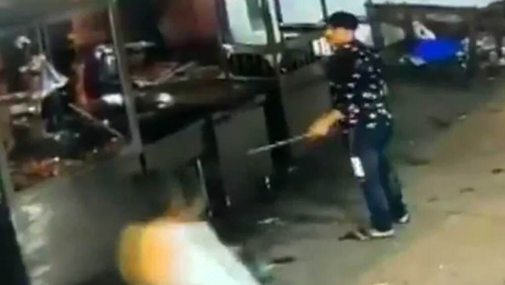 রাজধানীর রাজপথে ধারাল চপার হাতে যুবকের বেপরোয়া শাসানি, ভাইরাল সিসিটিভি ফুটেজ রাজধানীর রাজপথে ধারাল চপার হাতে যুবকের বেপরোয়া শাসানি, ভাইরাল সিসিটিভি ফুটেজ