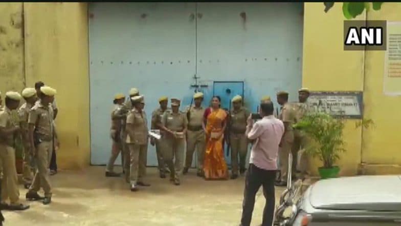 অবশেষে মুক্তি, জেলের বাইরে রাজীব গান্ধীর হত্যাকারী নলিনি শ্রীহরণ অবশেষে মুক্তি, জেলের বাইরে রাজীব গান্ধীর হত্যাকারী নলিনি শ্রীহরণ