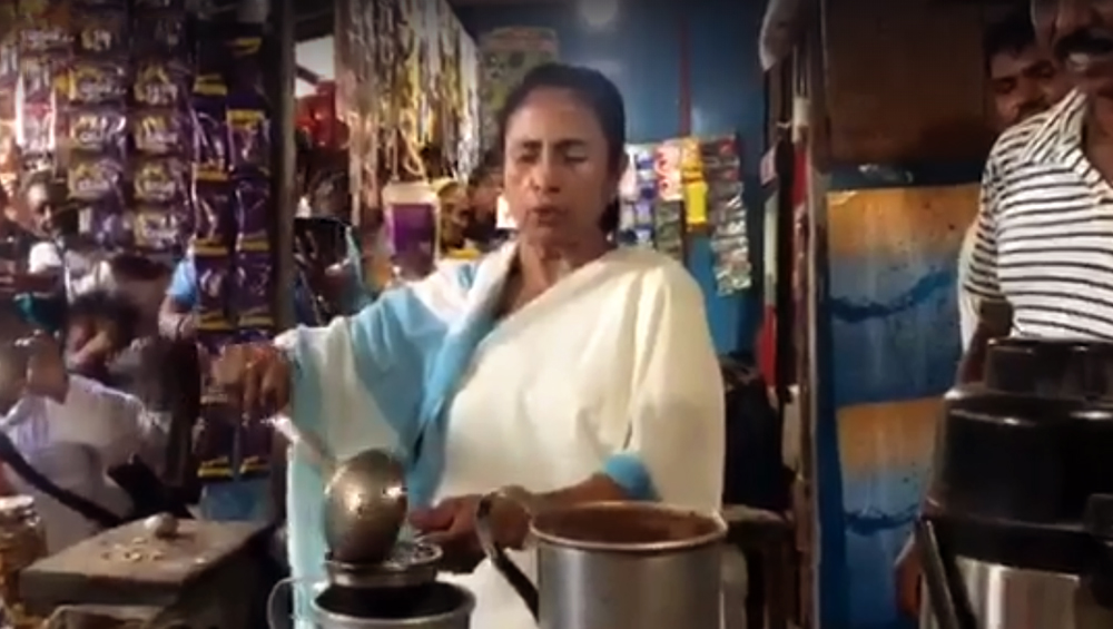 Mamata Banerjee: নিজে হাত চা বানিয়ে মন্ত্রী-ডিএমদের খাওয়ালেন মুখ্যমন্ত্রী মমতা ব্যানার্জি, আদিবাসী গ্রামে গিয়ে কথা বললেন গ্রামবাসীদের সঙ্গে