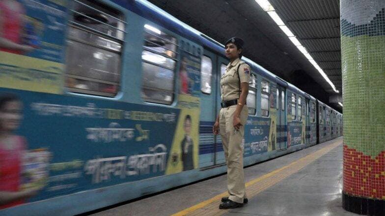 Kolkata Metro: দরজা খোলা রেখে ছুটলো মেট্রো, আরও একবার পাতালপথের সুরক্ষা প্রশ্নের মুখে Kolkata Metro: দরজা খোলা রেখে ছুটলো মেট্রো, আরও একবার পাতালপথের সুরক্ষা প্রশ্নের মুখে