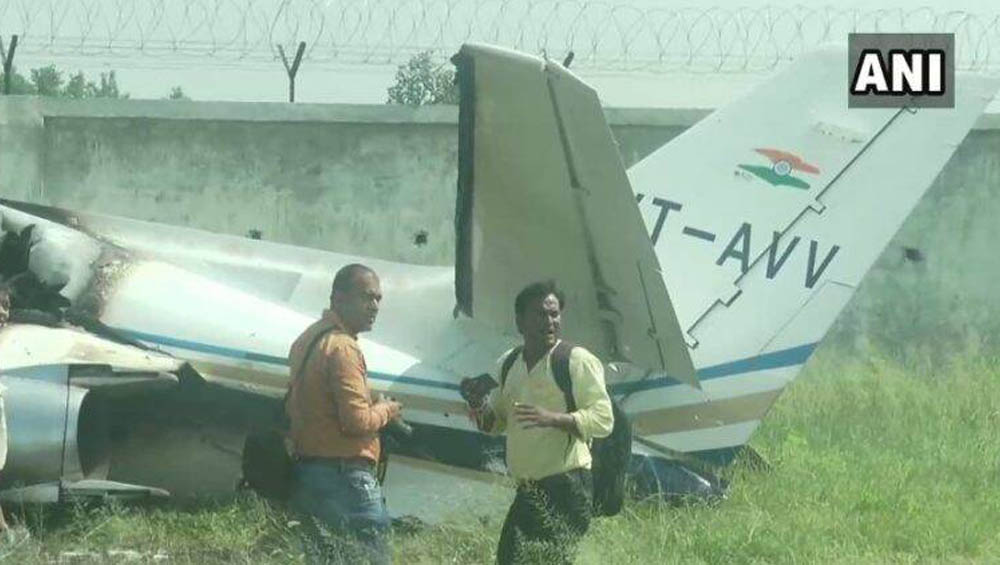 Plane Crash in Aligarh: অবতরণের সময় হুড়মুড়িয়ে ভেঙে পড়ল বিমান, আলিগড়ে চাঞ্চল্য