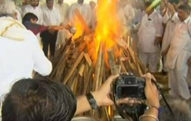 Arun Jaitley Cremated: অরুণ জেটলিকে শেষ শ্রদ্ধা অমিত শাহ, ভেঙ্কাইয়া নাইডু ও রাজনাথ সিং, শেষকৃত্য সম্পন্ন হল দিল্লির নিগমবোধ ঘাটে