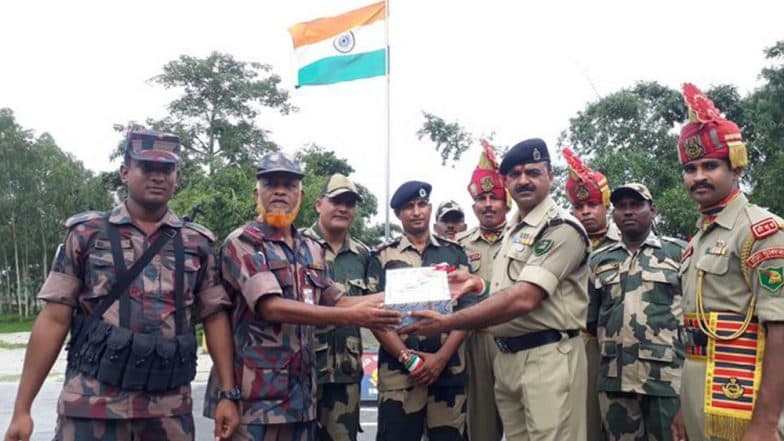 Phulbari (West Bengal): ফুলবাড়ি সীমান্তে ৭৩ তম স্বাধীনতা দিবসে পরস্পরকে মিষ্টিমুখ করাল বিএসএফ বিজিবি Phulbari (West Bengal): ফুলবাড়ি সীমান্তে ৭৩ তম স্বাধীনতা দিবসে পরস্পরকে মিষ্টিমুখ করাল বিএসএফ বিজিবি