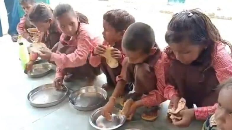 রুটি নুন খাচ্ছে পড়ুয়ারা, উত্তর প্রদেশের স্কুলের মিড-ডে মিলের মেনু ভাইরাল রুটি নুন খাচ্ছে পড়ুয়ারা, উত্তর প্রদেশের স্কুলের মিড-ডে মিলের মেনু ভাইরাল