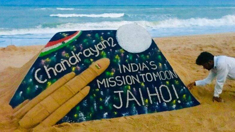 ISRO -কে শুভেচ্ছা জানিয়ে পুরীর বিচে 'চন্দ্রযান টু'-কে তুলে ধরলেন সুদর্শন পট্টনায়েক ISRO -কে শুভেচ্ছা জানিয়ে পুরীর বিচে 'চন্দ্রযান টু'-কে তুলে ধরলেন সুদর্শন পট্টনায়েক