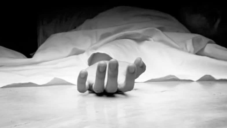 West Bengal: বরফের স্ল্যাবে পড়ে তরুণীর দেহ, গৃহবধূর রহস্যমৃত্যুকে কেন্দ্র করে কলকাতায় চাঞ্চল্য West Bengal: বরফের স্ল্যাবে পড়ে তরুণীর দেহ, গৃহবধূর রহস্যমৃত্যুকে কেন্দ্র করে কলকাতায় চাঞ্চল্য