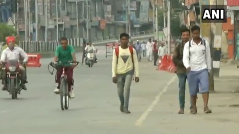 ৩৭০- ধারার বিলোপে কাশ্মীরে অলিখিত কারফিউ, পুলিশের তাড়ায় বিক্ষোভকারীর মৃত্যু ৩৭০- ধারার বিলোপে কাশ্মীরে অলিখিত কারফিউ, পুলিশের তাড়ায় বিক্ষোভকারীর মৃত্যু