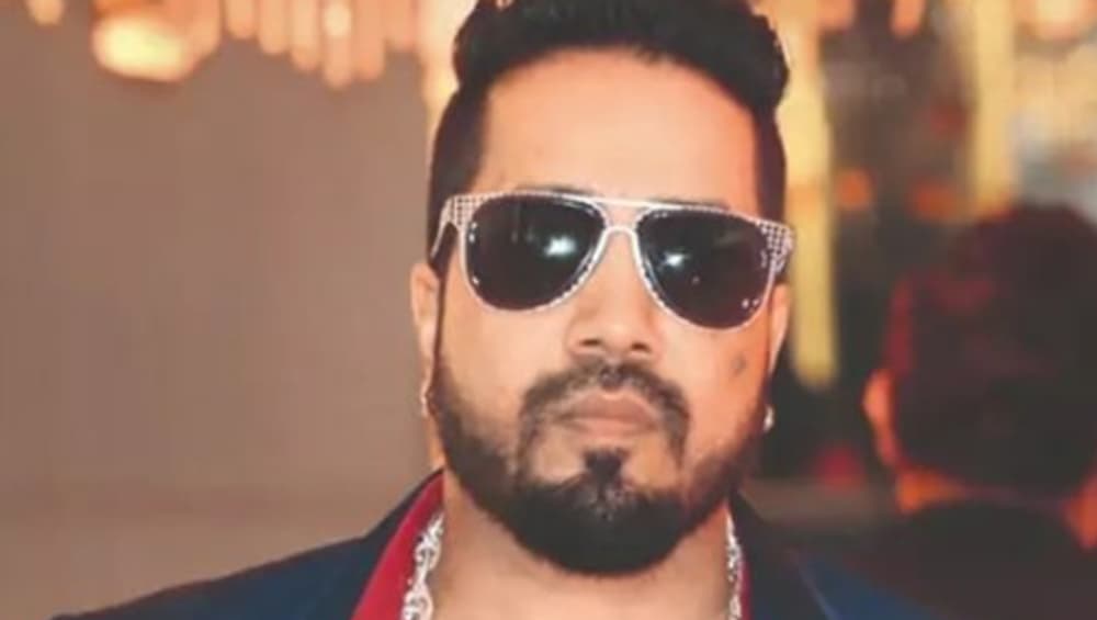 ভারত পাকিস্তান দ্বন্দ্বের মাঝেই করাচিতে গান গাইলেন মিকা সিং, তীব্র প্রতিক্রিয়া ভক্ত মহলে(দেখুন ভিডিও) ভারত পাকিস্তান দ্বন্দ্বের মাঝেই করাচিতে গান গাইলেন মিকা সিং, তীব্র প্রতিক্রিয়া ভক্ত মহলে(দেখুন ভিডিও)