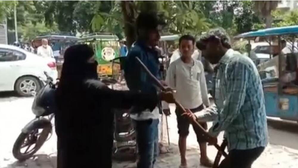 বিল পাস হতে না হতেই মাঝ রাস্তায় স্ত্রীকে তিন তালাক স্বামীর(দেখুন ভিডিও) বিল পাস হতে না হতেই মাঝ রাস্তায় স্ত্রীকে তিন তালাক স্বামীর(দেখুন ভিডিও)