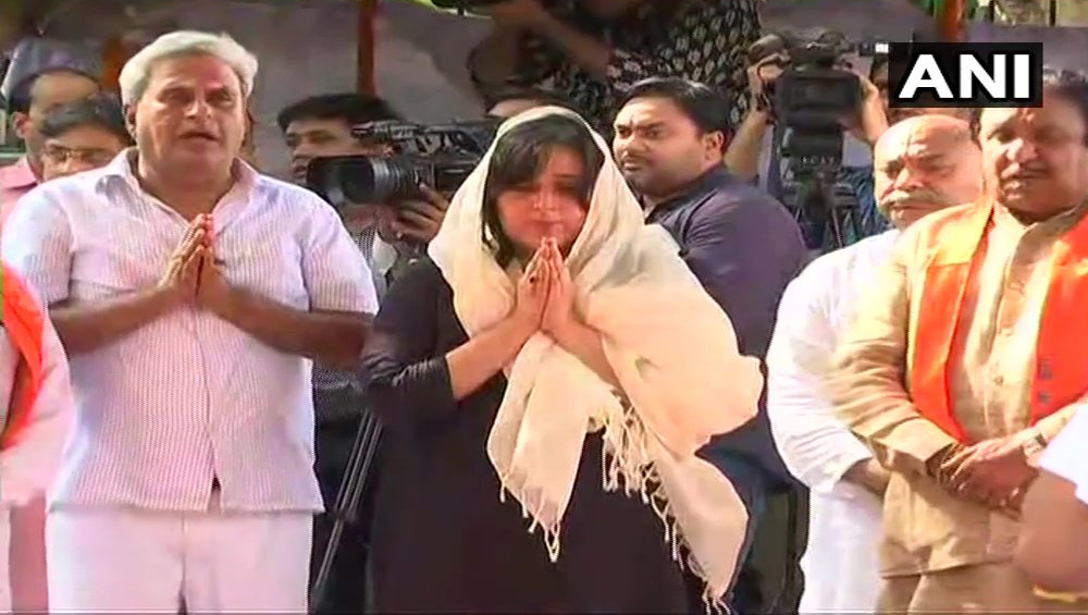 Sushma Swaraj Cremated: লোধী ঘাটে পূর্ণ রাষ্ট্রীয় মর্যাদায় শ্রীমতী স্বরাজের শেষকৃত্য, চোখের জলে শেষ বিদায়