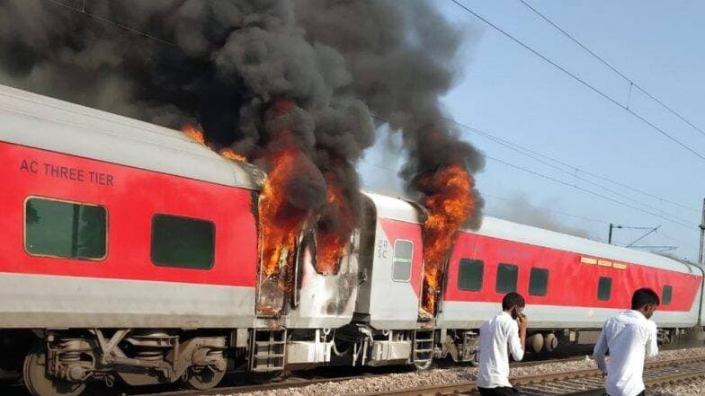 Telangana Express Catches Fire: তেলেঙ্গানা এক্সপ্রেসে আগুন, এসি কামরায় আগুন লেগে দাউদাউ করে জ্বলছে ট্রেন, 'বার্নিং ট্রেন'থেকে যাত্রীদের নিরাপদে উদ্ধার Telangana Express Catches Fire: তেলেঙ্গানা এক্সপ্রেসে আগুন, এসি কামরায় আগুন লেগে দাউদাউ করে জ্বলছে ট্রেন, 'বার্নিং ট্রেন'থেকে যাত্রীদের নিরাপদে উদ্ধার