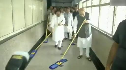 প্রধানমন্ত্রী নরেন্দ্র মোদির জন্মদিন উপলক্ষে 'সেবা সপ্তাহ' কর্মসূচির প্রথমদিন AIIMS- এ স্বচ্ছতা অভিযানে অমিত শাহ প্রধানমন্ত্রী নরেন্দ্র মোদির জন্মদিন উপলক্ষে 'সেবা সপ্তাহ' কর্মসূচির প্রথমদিন AIIMS- এ স্বচ্ছতা অভিযানে অমিত শাহ