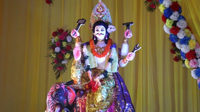 Viswakarma Puja 2019: আকাশে ঘুড়ি, প্যান্ডেলে বিশ্বকর্মা- শ্রমজীবি মানুষের বন্দনায় বাঙালির পুজো পুজো আবহে ঢাকে কাঠি Viswakarma Puja 2019: আকাশে ঘুড়ি, প্যান্ডেলে বিশ্বকর্মা- শ্রমজীবি মানুষের বন্দনায় বাঙালির পুজো পুজো আবহে ঢাকে কাঠি
