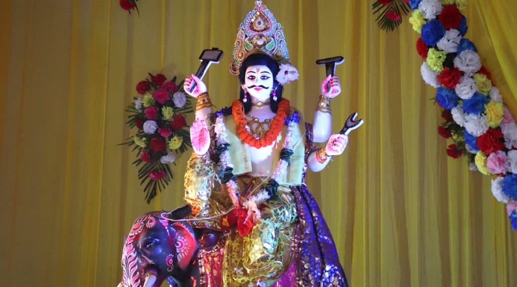 Vishwakarma Puja 2019: শ্রমজীবী মানুষের ভোকাট্টা স্বপ্নকে সুতোয় বাঁধতে প্যান্ডেলে হাজির বিশ্বকর্মা, বাংলায় কাল পুজো Vishwakarma Puja 2019: শ্রমজীবী মানুষের ভোকাট্টা স্বপ্নকে সুতোয় বাঁধতে প্যান্ডেলে হাজির বিশ্বকর্মা, বাংলায় কাল পুজো