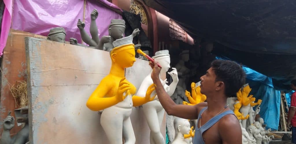 Durga Puja 2019: মা আসতে বাকি ১৪ দিন, কুমোরটুলিতে তৎপরতা তুঙ্গে; পড়েছে তুলির টান Durga Puja 2019: মা আসতে বাকি ১৪ দিন, কুমোরটুলিতে তৎপরতা তুঙ্গে; পড়েছে তুলির টান