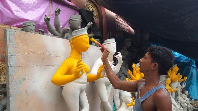 Durga Puja 2019: মা আসতে বাকি ১৪ দিন, কুমোরটুলিতে তৎপরতা তুঙ্গে; পড়েছে তুলির টান Durga Puja 2019: মা আসতে বাকি ১৪ দিন, কুমোরটুলিতে তৎপরতা তুঙ্গে; পড়েছে তুলির টান