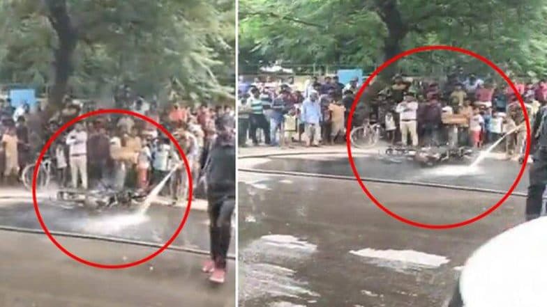 ট্রাফিক আইন ভাঙায় ১১ হাজার টাকা জরিমানা, রেগেমেগে বাইকে আগুন দিলেন চালক ট্রাফিক আইন ভাঙায় ১১ হাজার টাকা জরিমানা, রেগেমেগে বাইকে আগুন দিলেন চালক