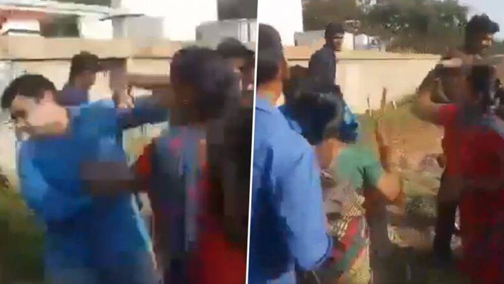 তৃতীয় বিয়ে করতে চলেছেন স্বামী, রাস্তাতেই যুবককে পেটালেন প্রথম ও দ্বিতীয় স্ত্রী, (দেখুন ভিডিও) তৃতীয় বিয়ে করতে চলেছেন স্বামী, রাস্তাতেই যুবককে পেটালেন প্রথম ও দ্বিতীয় স্ত্রী, (দেখুন ভিডিও)