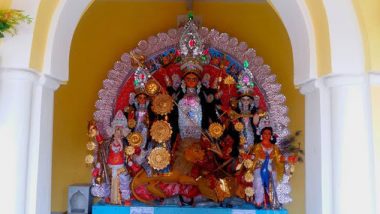 Durga Puja 2019: হেয়ার স্টাইল বদলাবেন মা দুর্গা, পরামর্শ নিতে বিউটিপার্লারে ছুটতে হল মৃৎশিল্পীদের