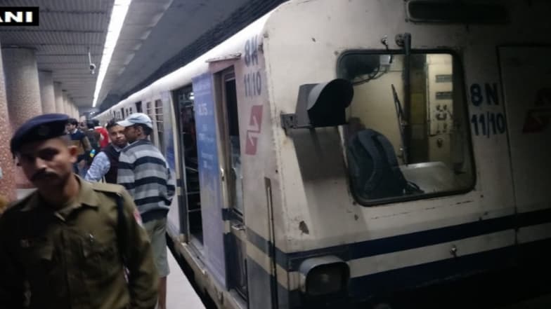 Kolkata Metro: লাইনে ঝাঁপ দিয়ে আত্মহত্যার চেষ্টা তরুণীর, থমকে গেল মেট্রো পরিষেবা Kolkata Metro: লাইনে ঝাঁপ দিয়ে আত্মহত্যার চেষ্টা তরুণীর, থমকে গেল মেট্রো পরিষেবা