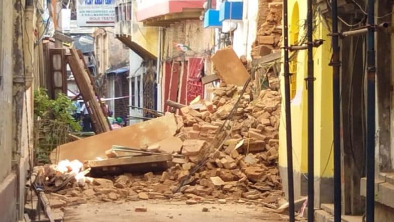 Boubazar Building Collapse: বৌ বাজারে বাড়ি ধসে যাওয়া ক্ষতিগ্রস্তদের ৫ লাখ টাকা দেওয়ার ঘোষণা মেট্রোর Boubazar Building Collapse: বৌ বাজারে বাড়ি ধসে যাওয়া ক্ষতিগ্রস্তদের ৫ লাখ টাকা দেওয়ার ঘোষণা মেট্রোর