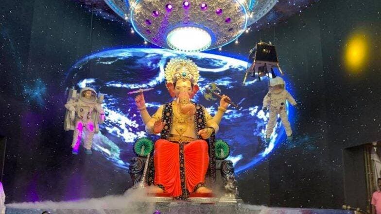 Lalbaugcha Raja 2019: খোদ গণেশের ভাঁড়ারেও মন্দার ছাপ, মুম্বইয়ের সেরা গণেশ পুজোতে ভক্তদের দান কমে মাত্র ৫ কোটিতে Lalbaugcha Raja 2019: খোদ গণেশের ভাঁড়ারেও মন্দার ছাপ, মুম্বইয়ের সেরা গণেশ পুজোতে ভক্তদের দান কমে মাত্র ৫ কোটিতে