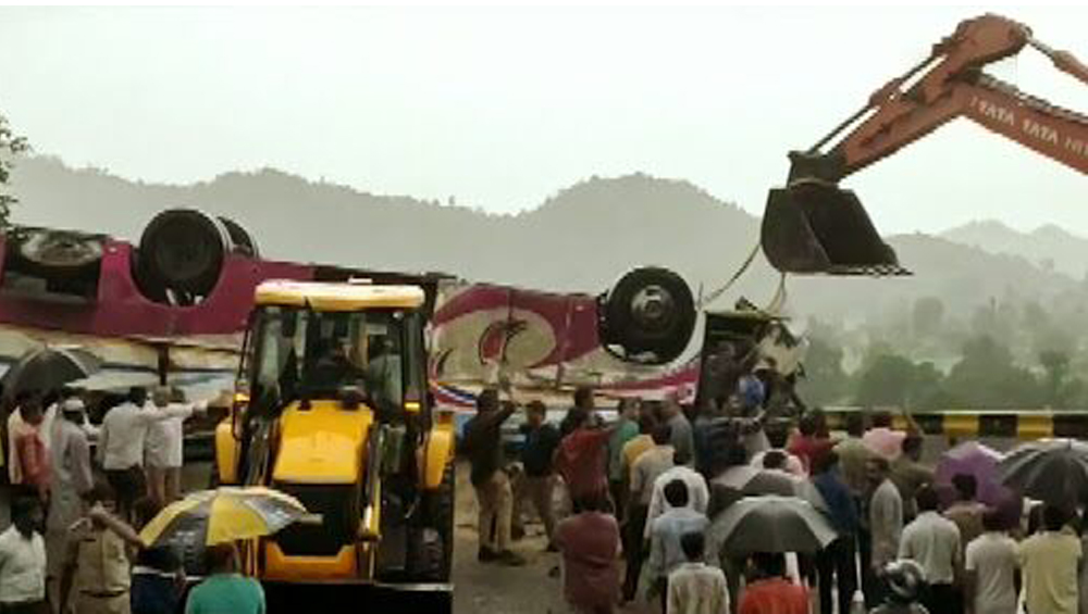 Gujarat Road Accident: গুজরাটে ভয়াবহ পথদুর্ঘটনা, যাত্রীবাহী বাস উল্টে  এখনও পর্যন্ত মৃতের সংখ্যা ২১