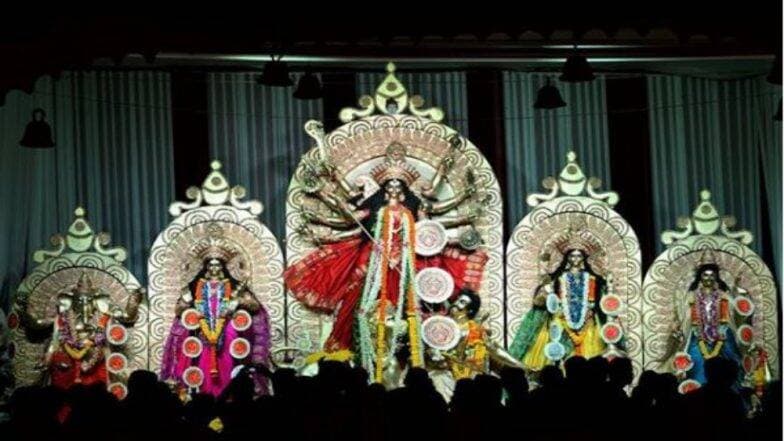 Durga Puja 2019: মায়ানগরী মুম্বইতেও উমার আহ্বান হয় ঘটা করে, আরব সাগরের তীরের বিখ্যাত এই ৬ পুজো রাখুন প্যান্ডেল হপিংয়ের তালিকায় Durga Puja 2019: মায়ানগরী মুম্বইতেও উমার আহ্বান হয় ঘটা করে, আরব সাগরের তীরের বিখ্যাত এই ৬ পুজো রাখুন প্যান্ডেল হপিংয়ের তালিকায়