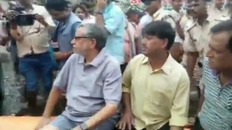 টানা বর্ষণে ডুবেছে বিহার, জলবন্দি উপমুখ্যমন্ত্রী সুশীল কুমার মোদিকে উদ্ধারে এল এনডিআরএফ (দেখুন ভিডিও) টানা বর্ষণে ডুবেছে বিহার, জলবন্দি উপমুখ্যমন্ত্রী সুশীল কুমার মোদিকে উদ্ধারে এল এনডিআরএফ (দেখুন ভিডিও)