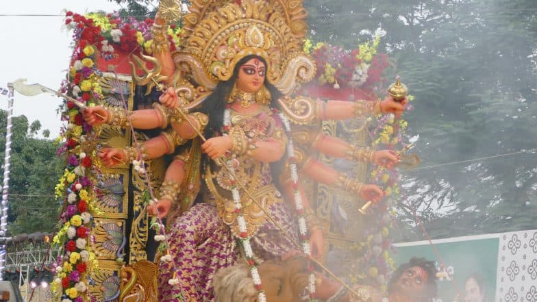 Durga Puja 2019: জোরকদমে চলছে কার্নিভালের প্রস্তুতি, পুজো শেষে জমজমাট রেড রোড Durga Puja 2019: জোরকদমে চলছে কার্নিভালের প্রস্তুতি, পুজো শেষে জমজমাট রেড রোড