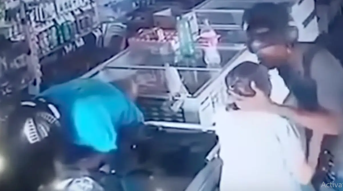 ডাকাতি করতে এসে প্রবীণাকে চুমু খেল ডাকাত: ভিডিও