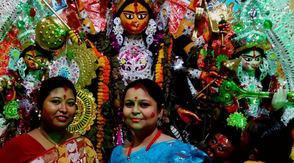 Durga Puja 2019: মন খারাপের বিজয়া দশমীতে শুরু সিঁদুর খেলা, অপেক্ষা আবার এক বছরের Durga Puja 2019: মন খারাপের বিজয়া দশমীতে শুরু সিঁদুর খেলা, অপেক্ষা আবার এক বছরের