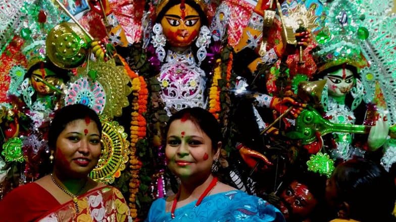Durga Puja 2019: মন খারাপের বিজয়া দশমীতে শুরু সিঁদুর খেলা, অপেক্ষা আবার এক বছরের Durga Puja 2019: মন খারাপের বিজয়া দশমীতে শুরু সিঁদুর খেলা, অপেক্ষা আবার এক বছরের