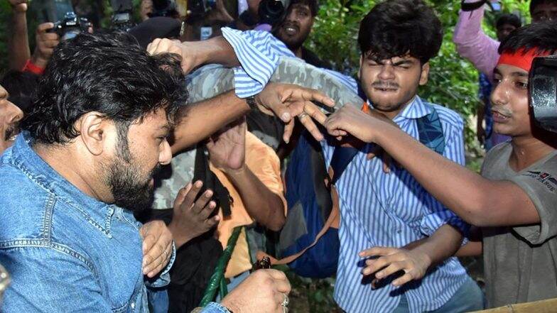 বাবুল সুপ্রিয়-র হেনস্থাকাণ্ডে খবরে আসা দেবাঞ্জন বল্লভ চট্টোপাধ্যায় আক্রান্ত বাবুল সুপ্রিয়-র হেনস্থাকাণ্ডে খবরে আসা দেবাঞ্জন বল্লভ চট্টোপাধ্যায় আক্রান্ত