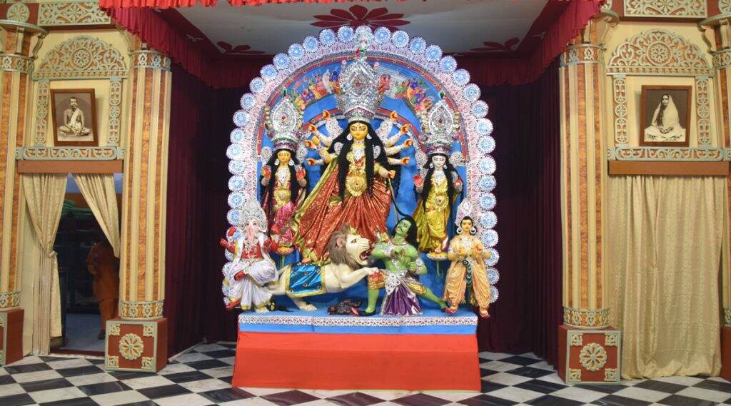 Durga Ashtami 2019: প্রথা মেনে বেলুড় মঠে কুমারি পুজো, সমাগম প্রচুর ভক্তের Durga Ashtami 2019: প্রথা মেনে বেলুড় মঠে কুমারি পুজো, সমাগম প্রচুর ভক্তের