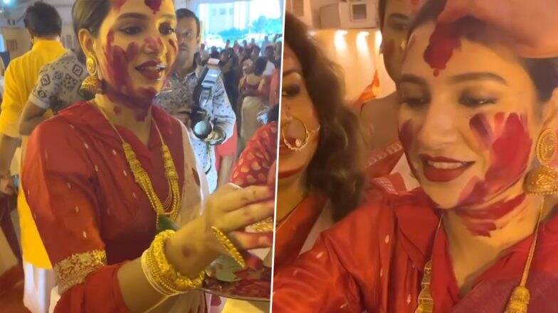 পিছিয়ে নেই টলিউডও, পরিচালক রাজ্ চক্রবর্তীর সঙ্গে অভিনেত্রী শুভশ্রীও মাতলেন দশমীর সিঁদুর খেলায়: ভিডিও