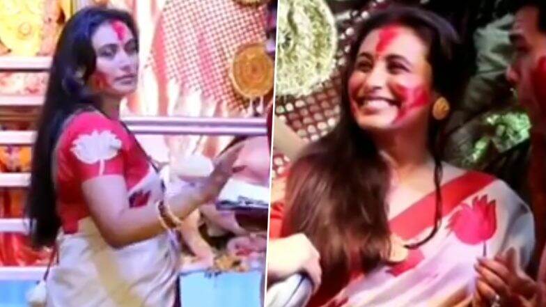 বি- টাউন সেলেব বন্ধুদের সঙ্গে সিঁদুর খেলায় মাতলেন রানি মুখার্জি, আর কী করলেন দশমীতে? দেখুন ভিডিও বি- টাউন সেলেব বন্ধুদের সঙ্গে সিঁদুর খেলায় মাতলেন রানি মুখার্জি, আর কী করলেন দশমীতে? দেখুন ভিডিও