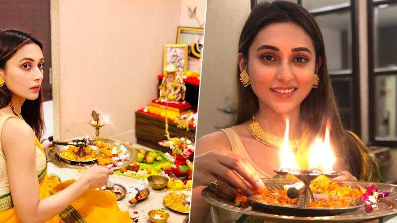 Laxmi Puja 2019: তৃণমূল কংগ্রেসের অভিনেত্রী সাংসদ মিমি চক্রবর্তী নিজের হাতেই সারলেন বাড়ির লক্ষ্মী পুজো